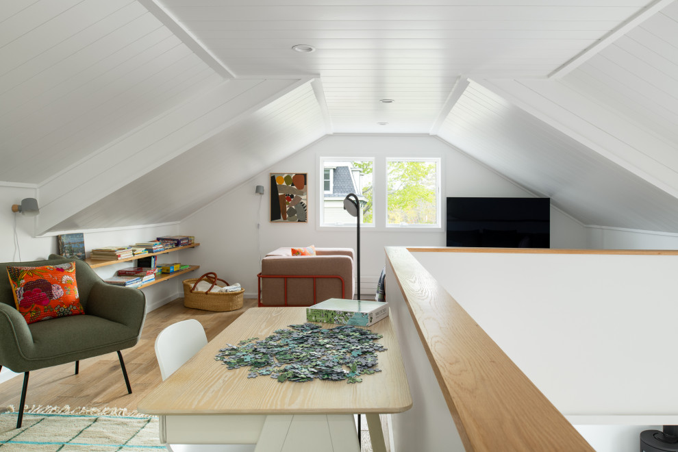 Esempio di una cameretta per bambini scandinava con pareti bianche, parquet chiaro, pavimento beige, soffitto in perlinato e soffitto a volta