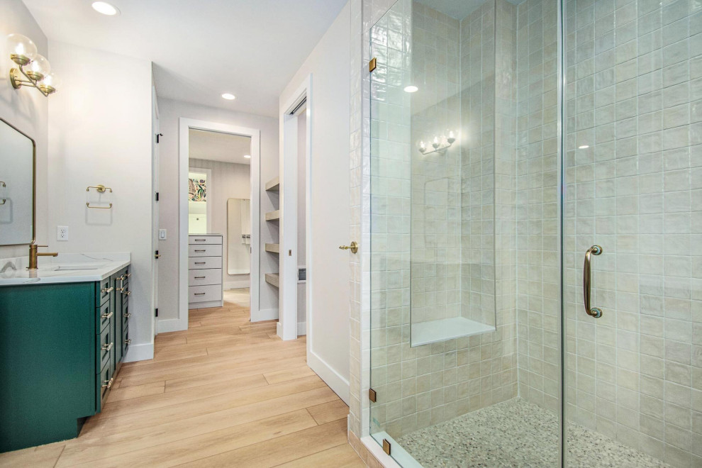 Foto på ett mellanstort funkis vit en-suite badrum, med luckor med profilerade fronter, gröna skåp, en dusch i en alkov, beige kakel, keramikplattor, grå väggar, vinylgolv, marmorbänkskiva, gult golv och dusch med gångjärnsdörr
