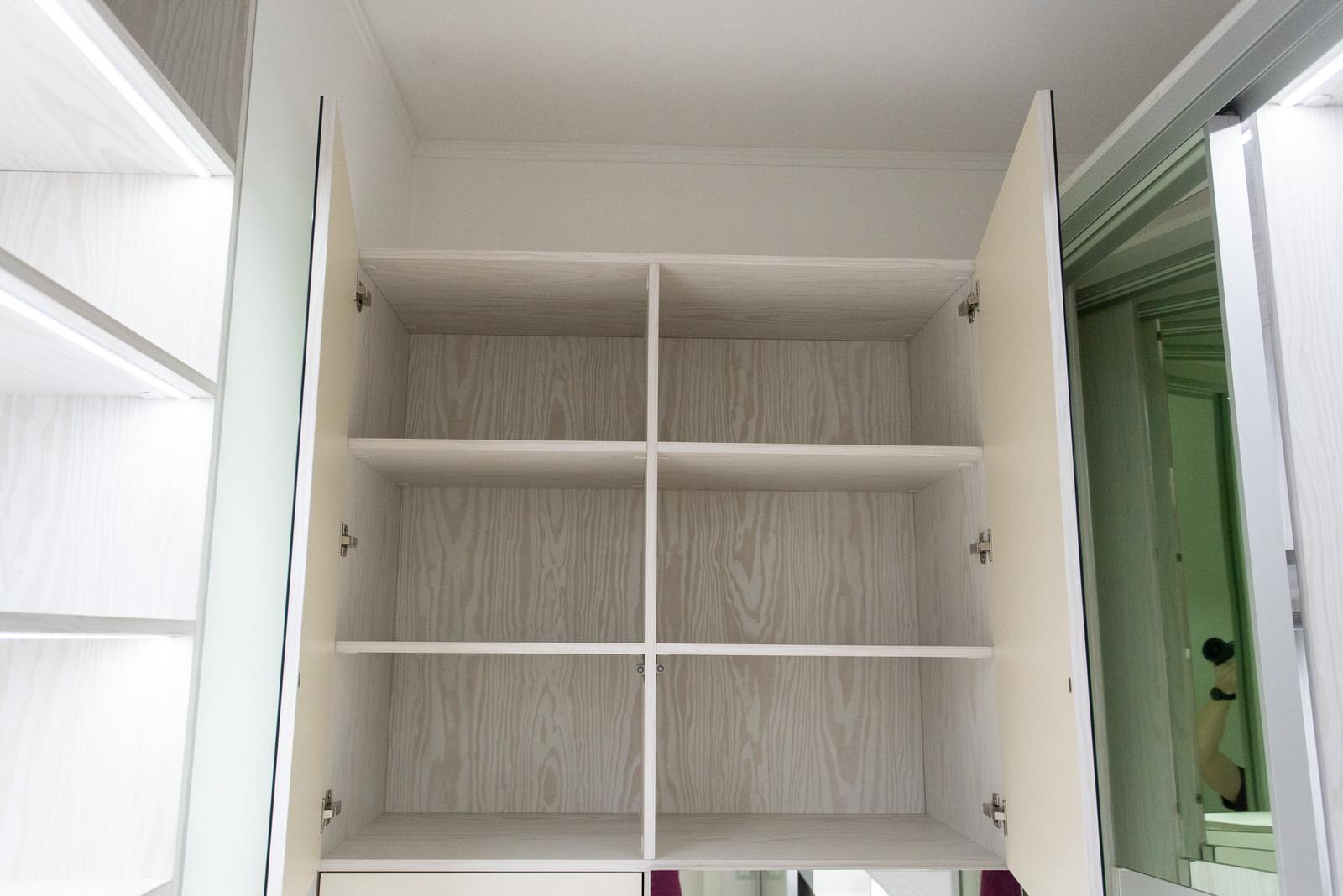 Гардеробная raumplus с LED-подсветкой, брючницами и пантографами