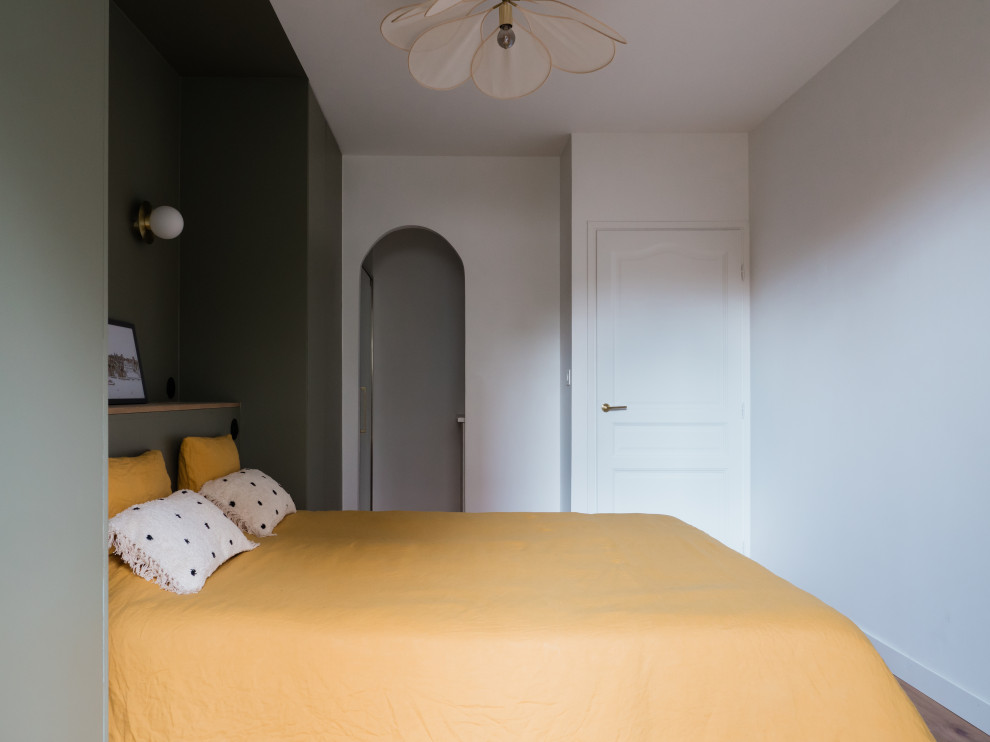 Пример оригинального дизайна: хозяйская спальня среднего размера, в белых тонах с отделкой деревом в стиле модернизм с бежевыми стенами, паркетным полом среднего тона и коричневым полом без камина
