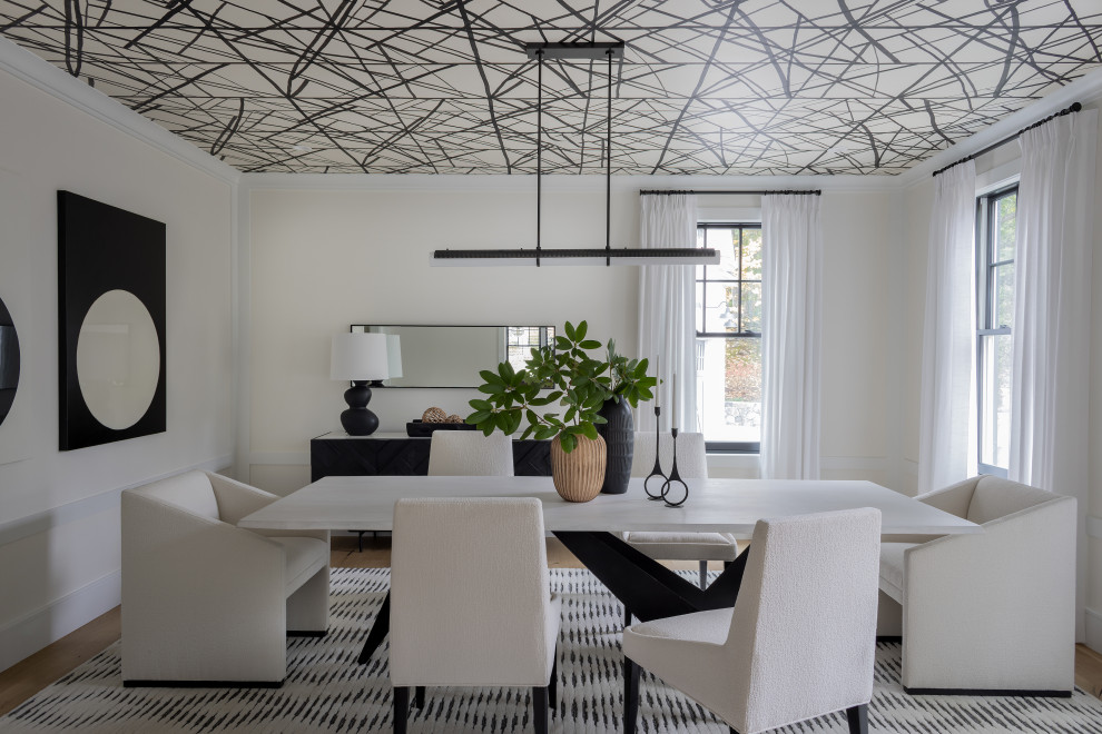 Modernes Esszimmer mit beiger Wandfarbe, braunem Holzboden, braunem Boden, Tapetendecke und Wandpaneelen in Boston