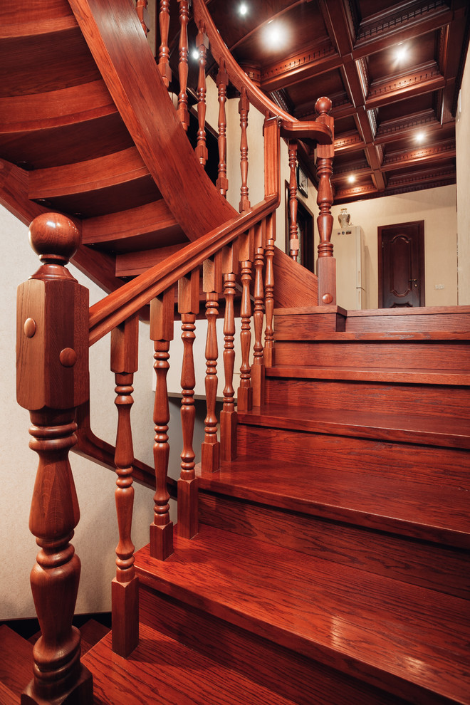 Деревянная лестница в тайнхаусе на ул. Агакова г. Чебоксары