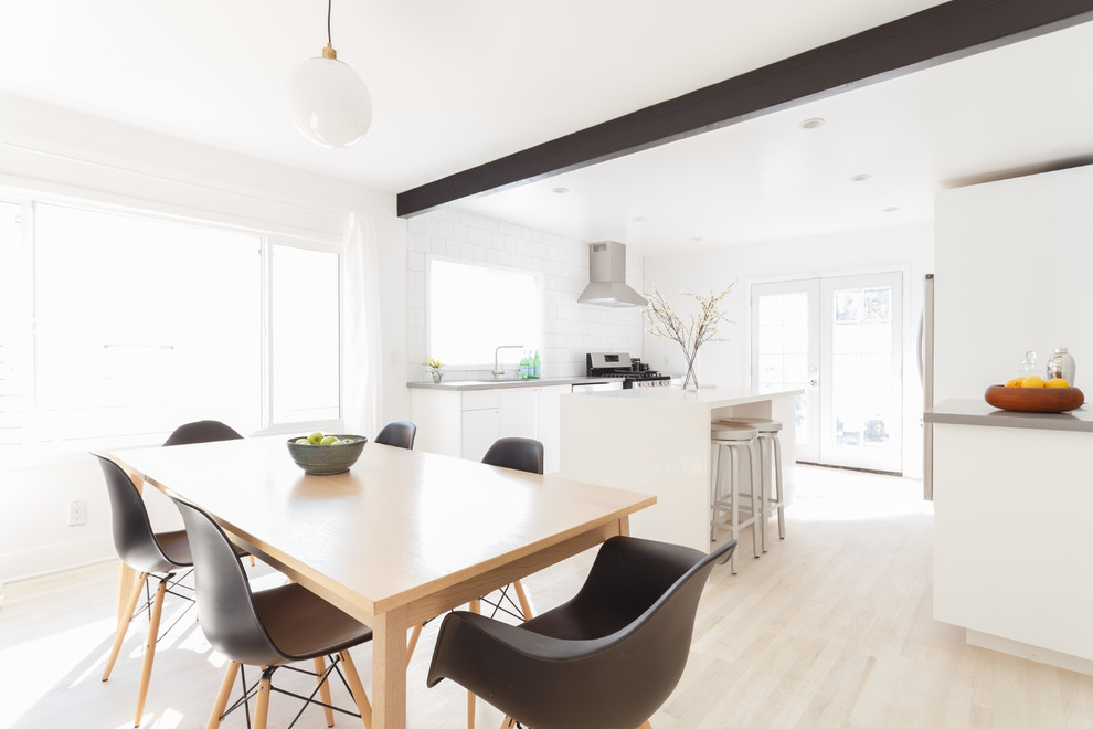 Inspiration for a modern home design remodel in Los Angeles