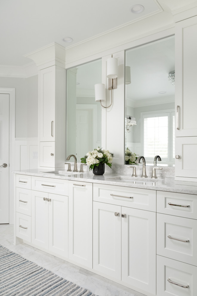 Idéer för att renovera ett mellanstort vintage grå grått en-suite badrum, med luckor med infälld panel, vita skåp, ett fristående badkar, en hörndusch, en toalettstol med hel cisternkåpa, grå kakel, marmorkakel, grå väggar, marmorgolv, ett undermonterad handfat, marmorbänkskiva, grått golv och dusch med gångjärnsdörr