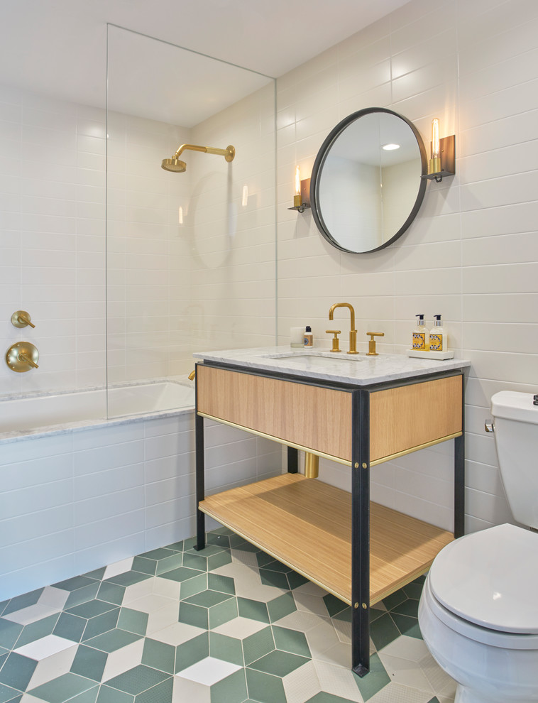 Photo of a midcentury bathroom in Chicago.