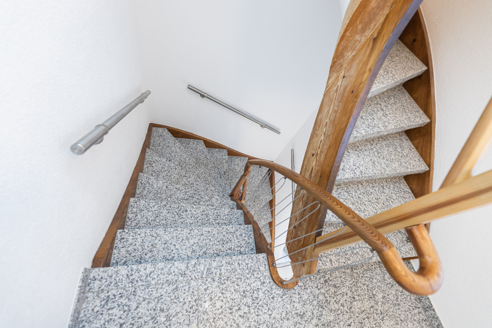 Großer Moderner Flur mit weißer Wandfarbe, Marmorboden und grauem Boden in Köln