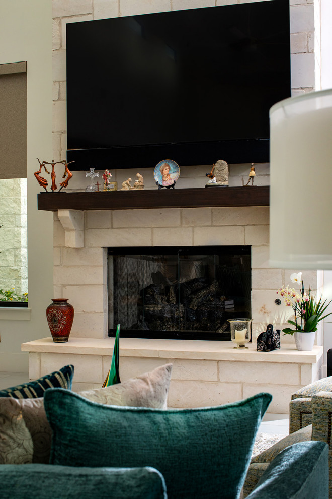 Example of a transitional home design design in Austin