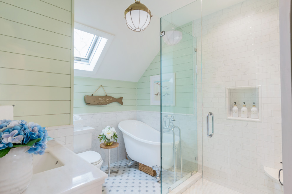 Стильный дизайн: маленькая главная ванная комната в морском стиле с фасадами с декоративным кантом, белыми фасадами, ванной на ножках, душевой комнатой, унитазом-моноблоком, белой плиткой, керамической плиткой, зелеными стенами, полом из керамической плитки, консольной раковиной, столешницей из кварцита, серым полом, душем с распашными дверями, белой столешницей, тумбой под одну раковину, встроенной тумбой и деревянными стенами для на участке и в саду - последний тренд