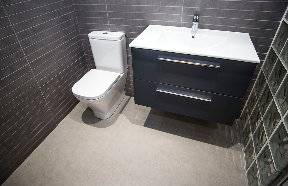 Aseo?[Modelo de aseo With puertas de armario azules, ducha a ras de suelo, baldosas y/o azulejos marrones, aseo y ducha, lavabo sobreencimera and suelo beige ]:[Modelo de aseos With puertas de armario azules, ducha a ras de suelo, baldosas y/o azulejos marrones, aseo y ducha, lavabo sobreencimera and suelo beige ]