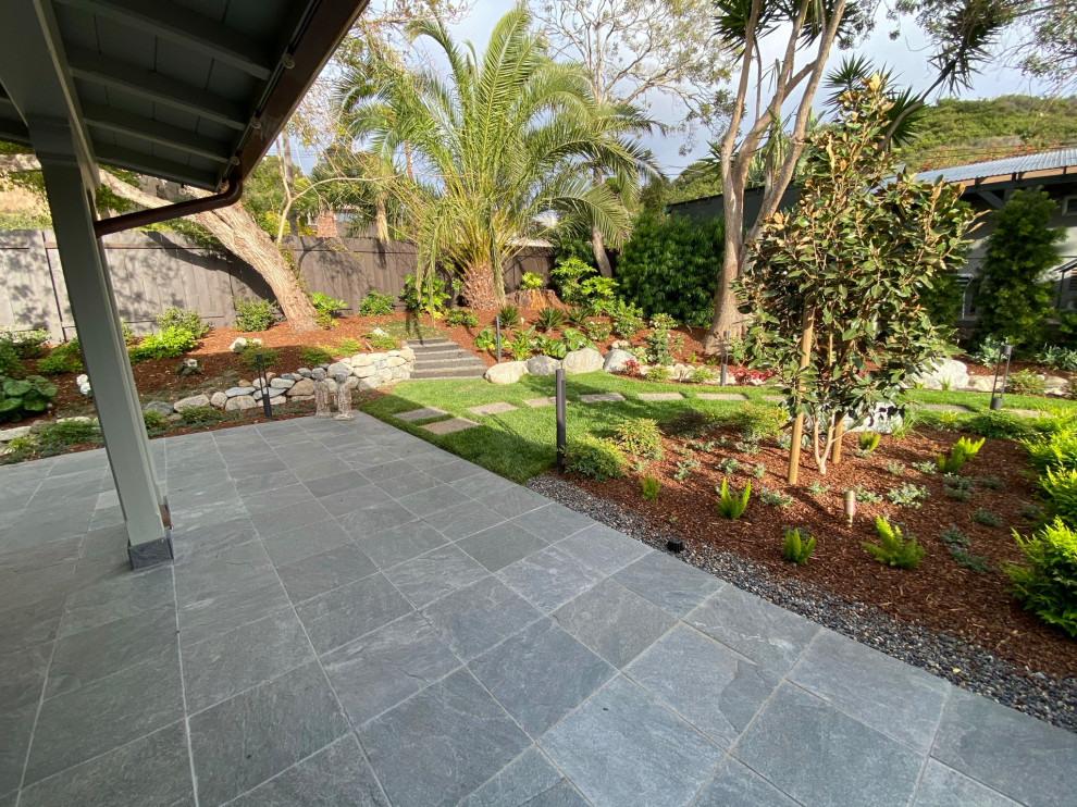 Mittelgroßer Eklektischer Garten hinter dem Haus mit Natursteinplatten in San Diego