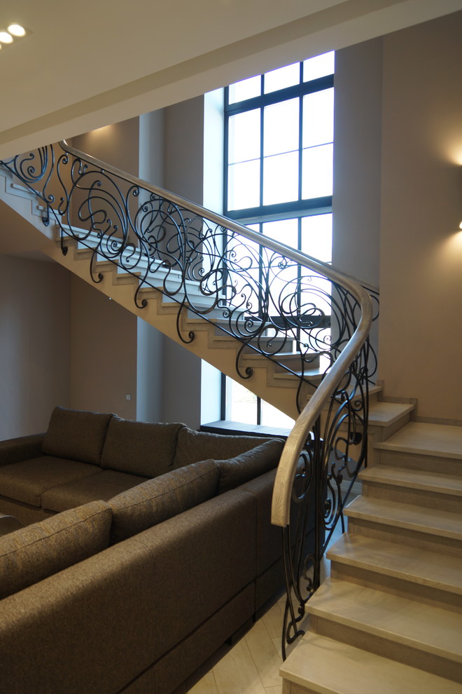 Кованное перильное ограждение в котеджном поселке Онегино