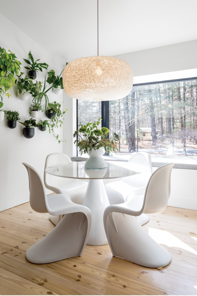 Ispirazione per una grande sala da pranzo minimal con pareti bianche, parquet chiaro, pavimento beige e soffitto a volta