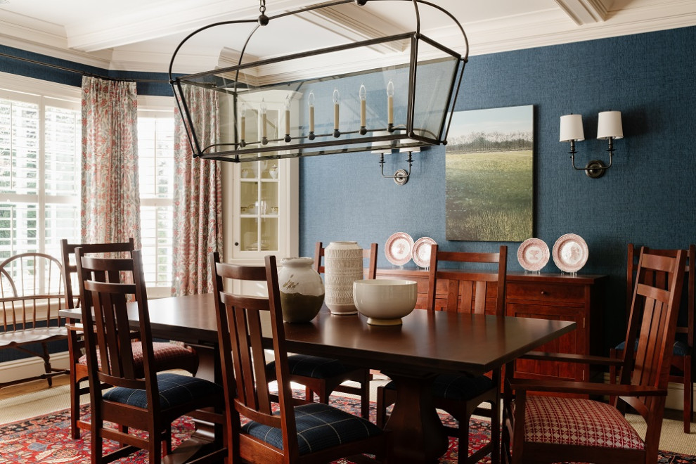 На фото: кухня-столовая в классическом стиле с синими стенами, ковровым покрытием, красным полом и обоями на стенах без камина