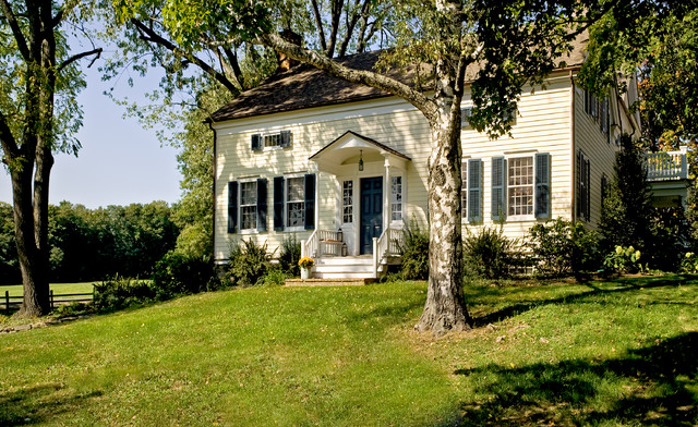 Featured image of post Traditional American House Styles / Our early american house plans represent the american ideal with stately exteriors and cozy, homey interiors, along with the use of materials such as wood beams and bricks.