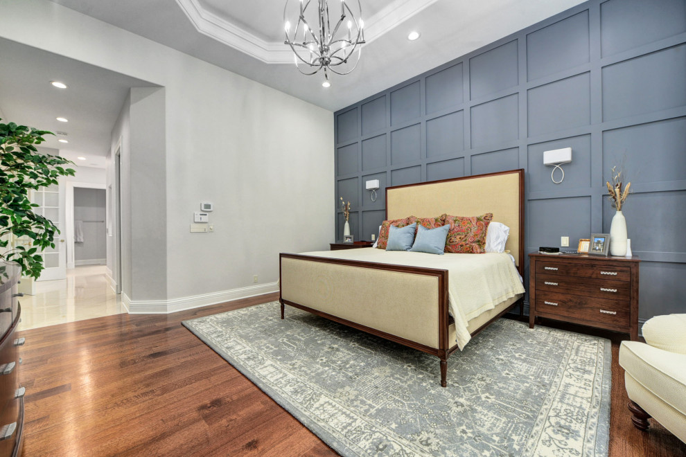 Klassisches Schlafzimmer mit blauer Wandfarbe, braunem Boden, eingelassener Decke und vertäfelten Wänden in Cleveland