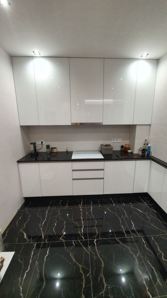 Кухня с фасадами из крашеного стекла