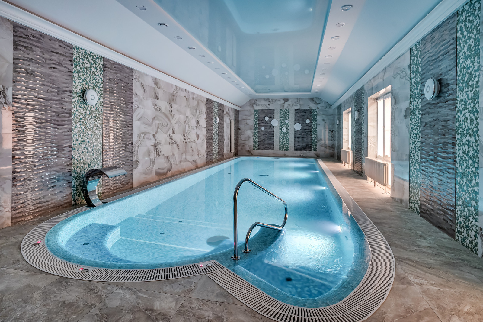 Интерьер с бассейном