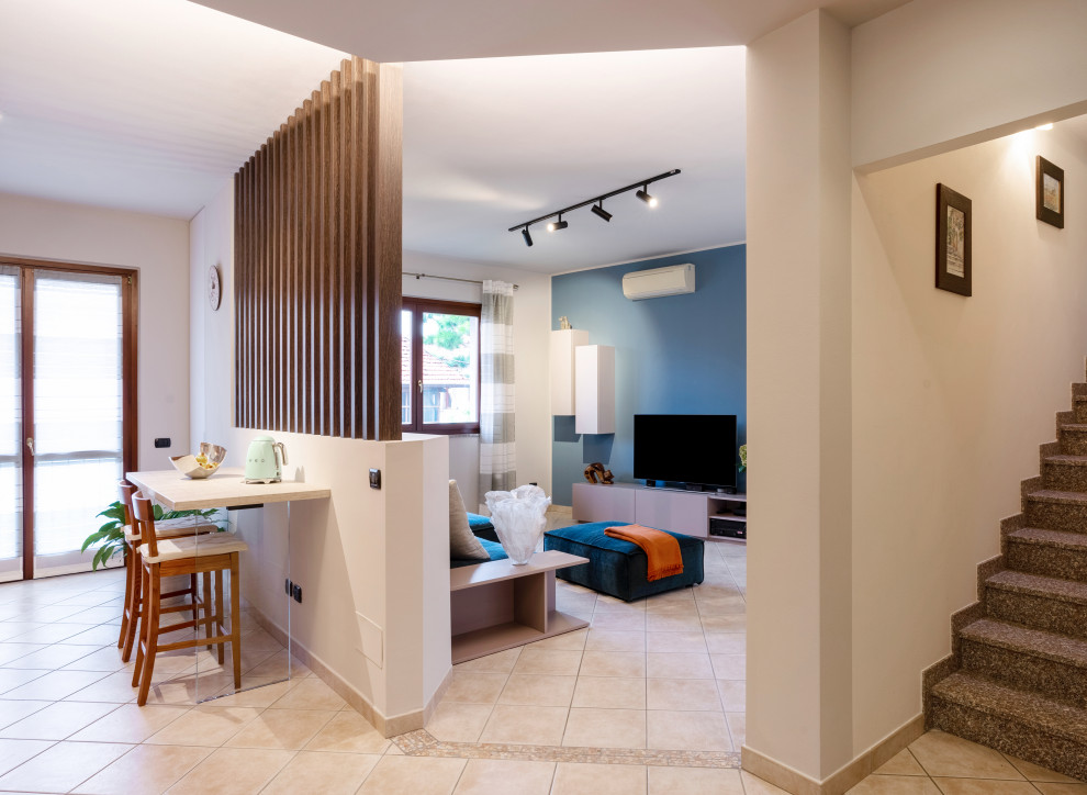Idee per un soggiorno design di medie dimensioni e aperto con pavimento con piastrelle in ceramica, TV autoportante, pavimento beige, con abbinamento di mobili antichi e moderni e pareti grigie