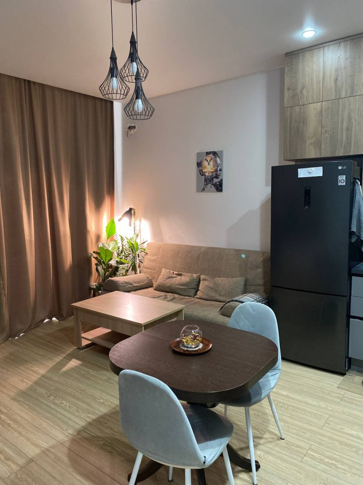 Кухня-гостиная с большим окном