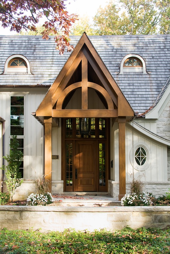 Inspiration for a traditional entryway in Toronto.