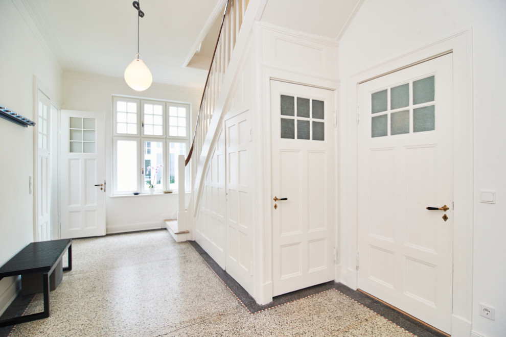 Foto di un ampio ingresso o corridoio moderno con pareti bianche, pavimento alla veneziana e boiserie