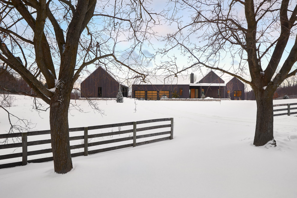 Пример оригинального дизайна: деревянный частный загородный дом в скандинавском стиле с двускатной крышей и металлической крышей