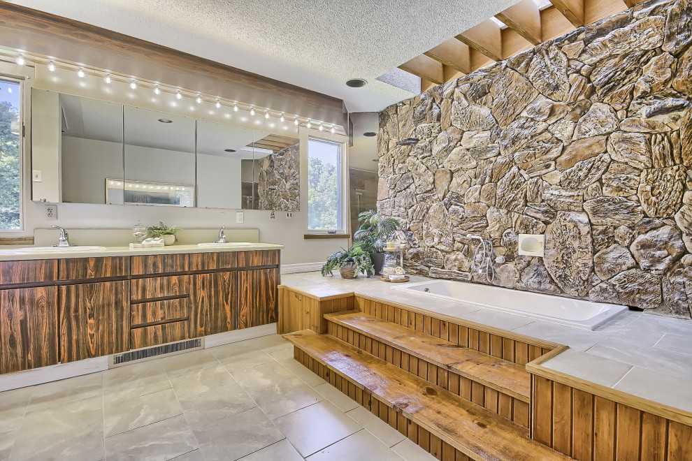 Источник вдохновения для домашнего уюта: ванная комната с накладной ванной, каменной плиткой и балками на потолке