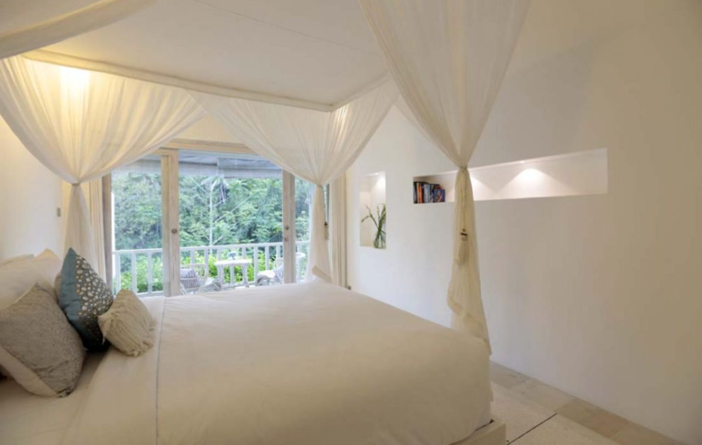 Idee per una piccola camera matrimoniale tropicale con pareti bianche e pavimento con piastrelle in ceramica