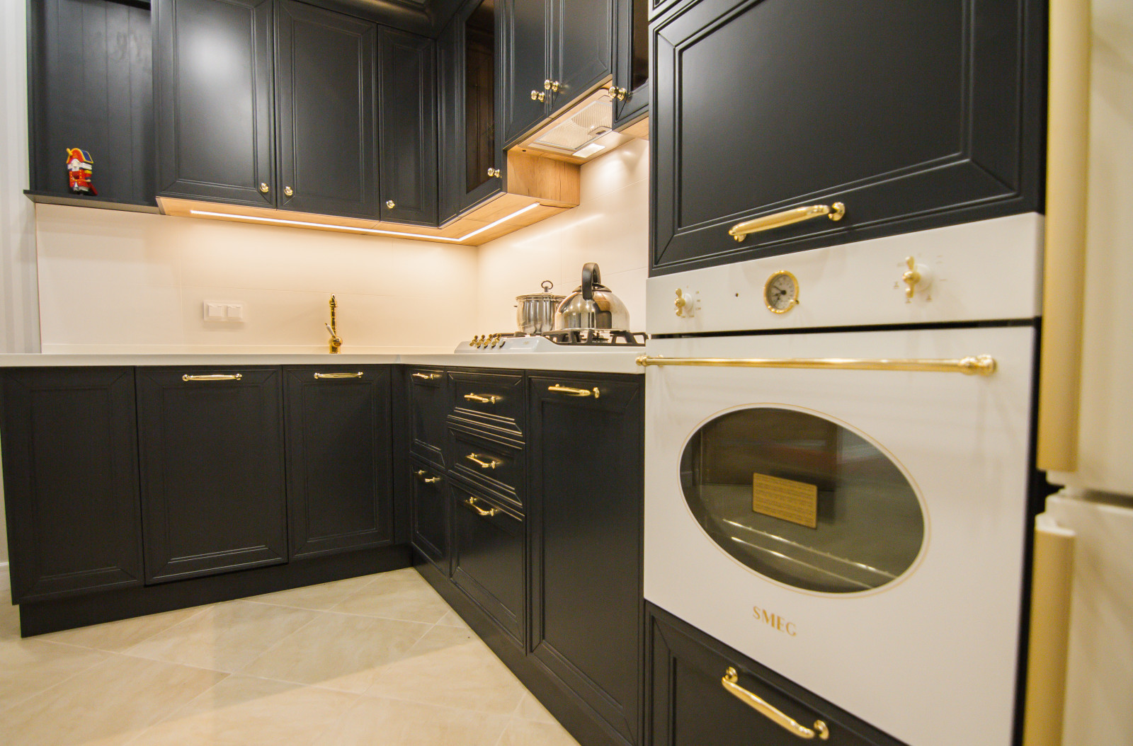 Черная кухня в стиле неоклассика