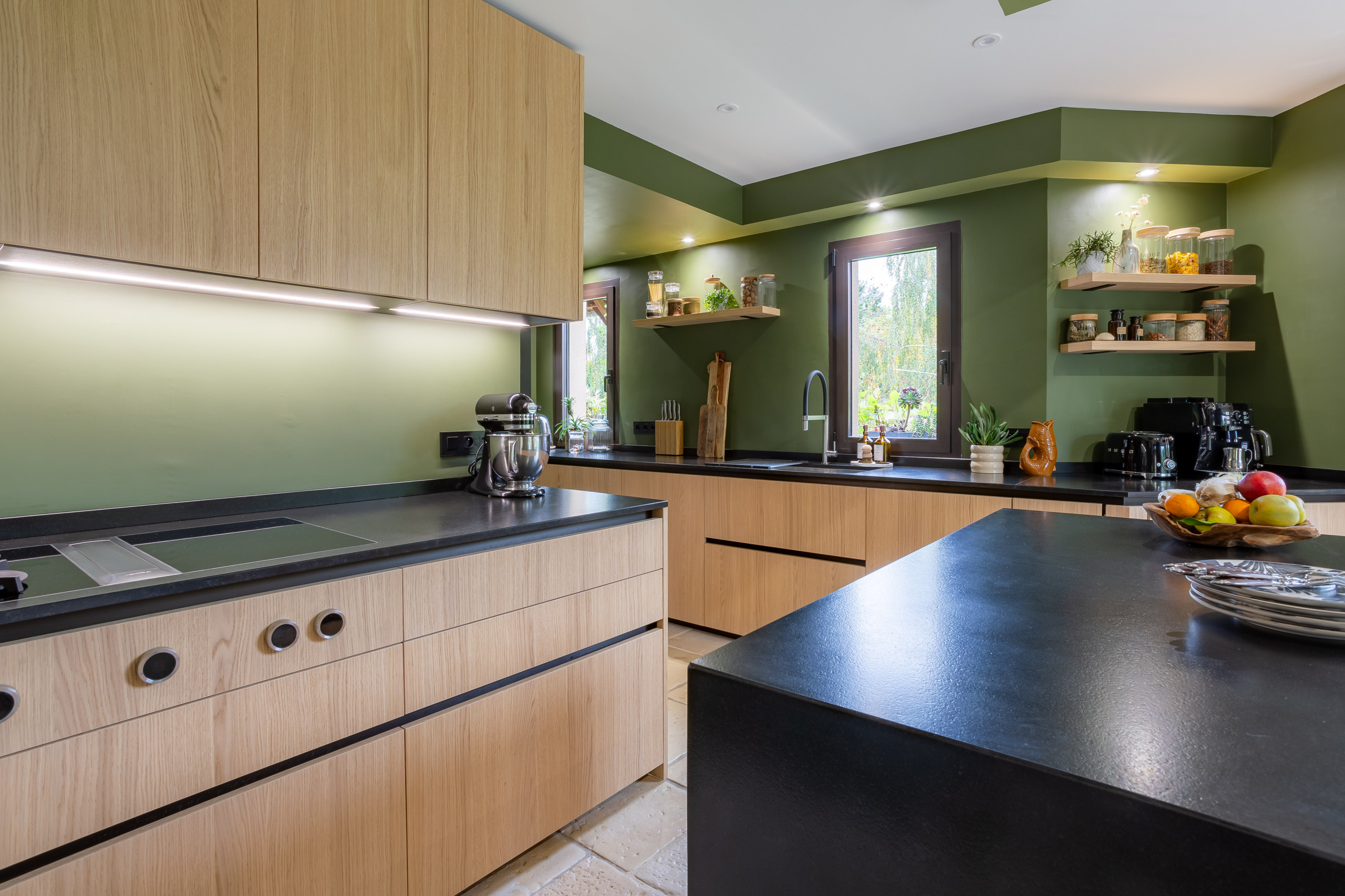 Réalisation d'une cuisine en bois dans un écrin végétal