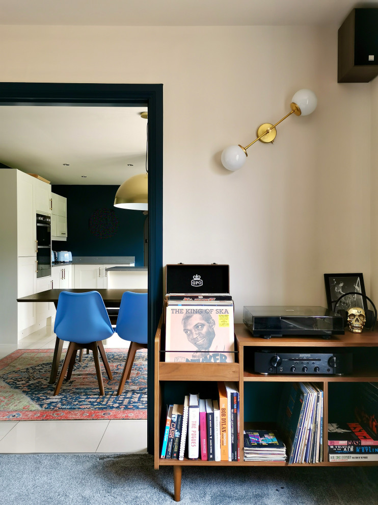 Idéer för en liten eklektisk hemmabar, med heltäckningsmatta och grått golv