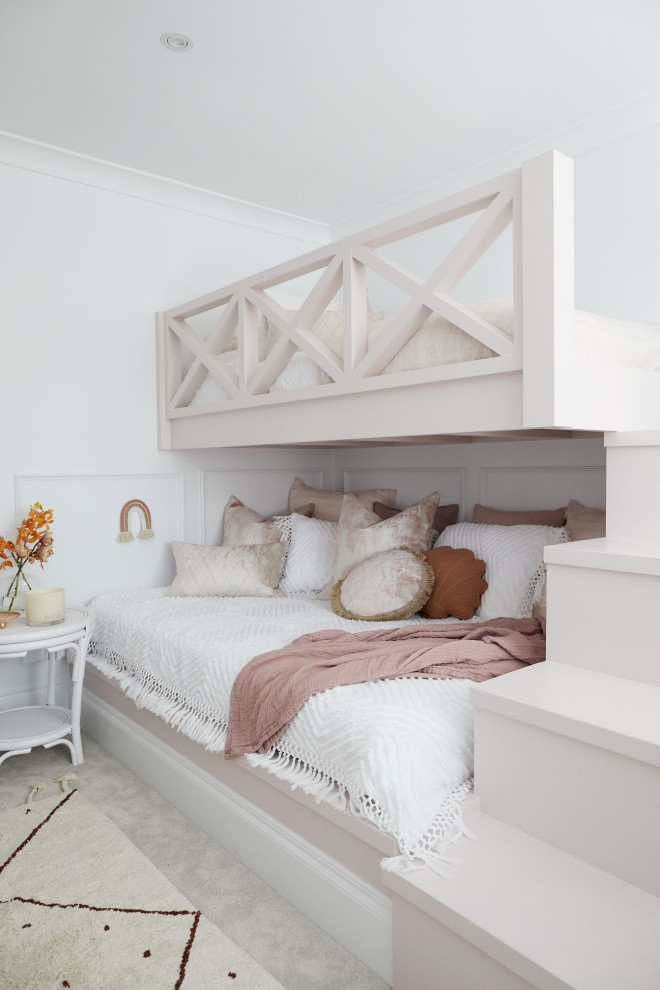 Modern inredning av ett könsneutralt barnrum kombinerat med sovrum, med rosa väggar och heltäckningsmatta