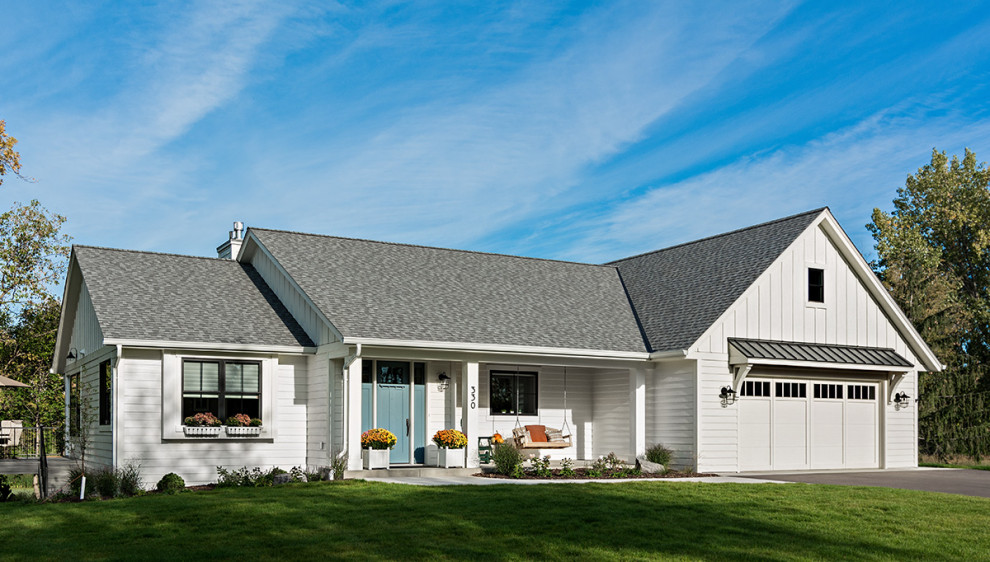 Mittelgroßes, Zweistöckiges Landhausstil Haus mit weißer Fassadenfarbe, Schindeldach, braunem Dach und Wandpaneelen in Minneapolis