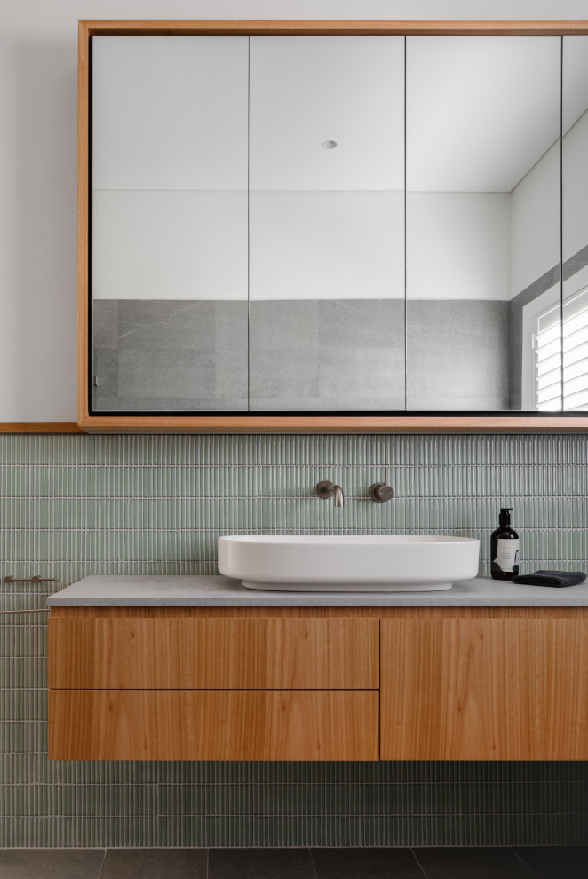 Modernes Badezimmer mit grünen Fliesen, Keramikfliesen, Waschtischkonsole, Quarzwerkstein-Waschtisch, grauer Waschtischplatte, Einzelwaschbecken, schwebendem Waschtisch und flächenbündigen Schrankfronten in Sydney