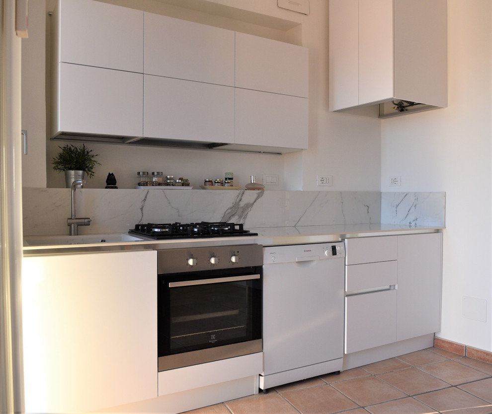 Idéer för funkis linjära kök med öppen planlösning, med en integrerad diskho, släta luckor, vita skåp och rosa golv