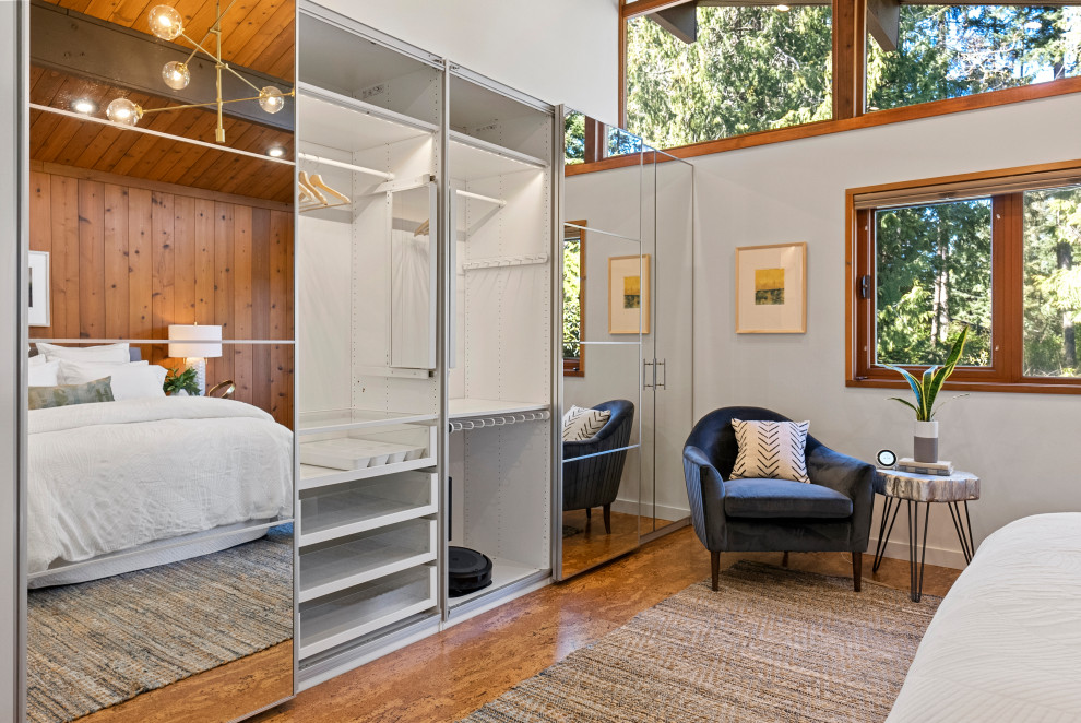 Идея дизайна: хозяйская спальня в стиле ретро с белыми стенами и коричневым полом
