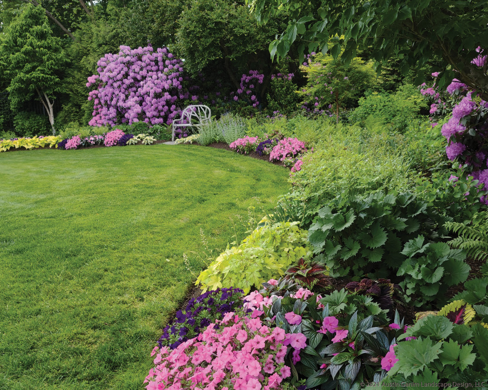 Design ideas for a large classic side full sun garden for spring in New York with a flowerbed.