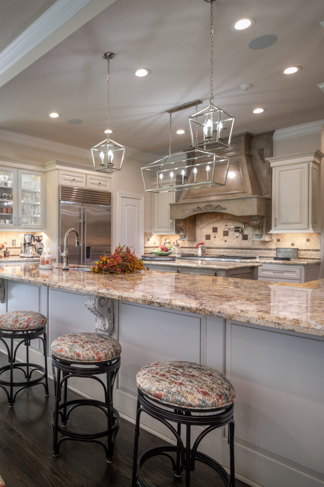 Example of a transitional home design design in Houston