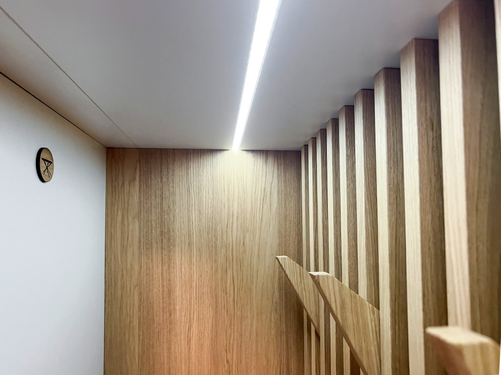 Immagine di un ingresso o corridoio design di medie dimensioni con pareti bianche, pavimento in gres porcellanato, pavimento nero, soffitto in carta da parati e carta da parati