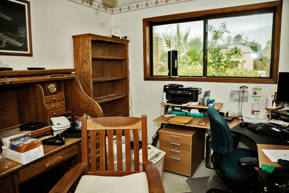 Example of a transitional home design design in Phoenix