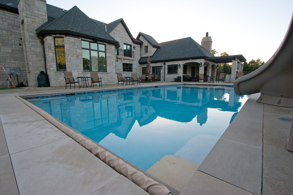 OakBrookC Traditional Pool Chicago by Quantus Pools