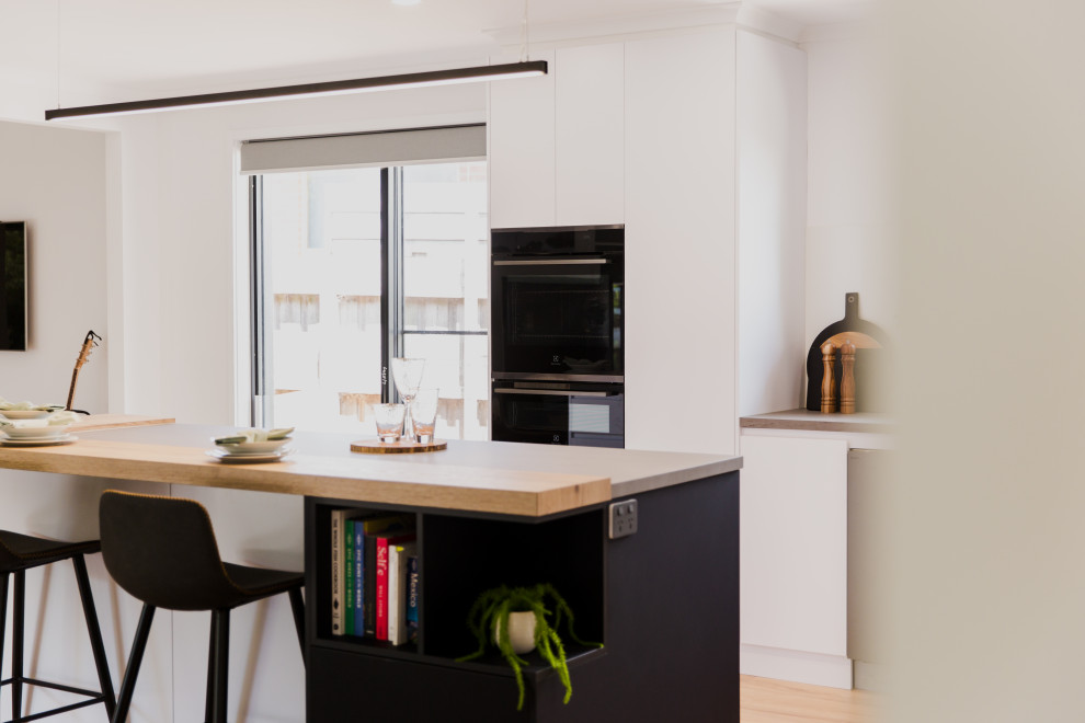 Design ideas for a mid-sized modern l-shaped open plan kitchen in Geelong with with island.