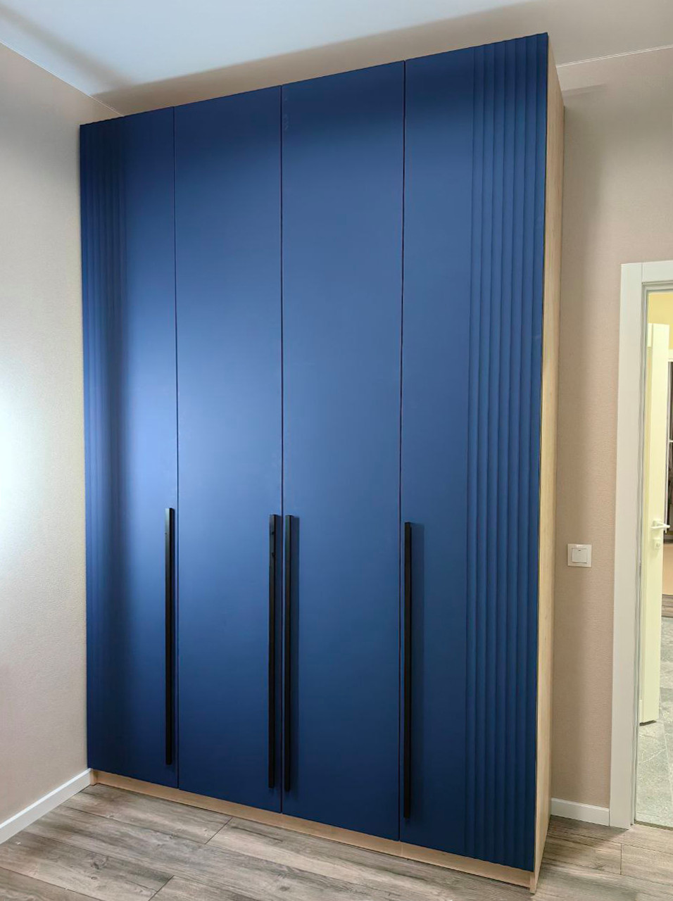 Распашные шкафы