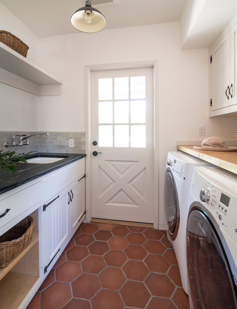 Inspiration for a traditional laundry room in Los Angeles.