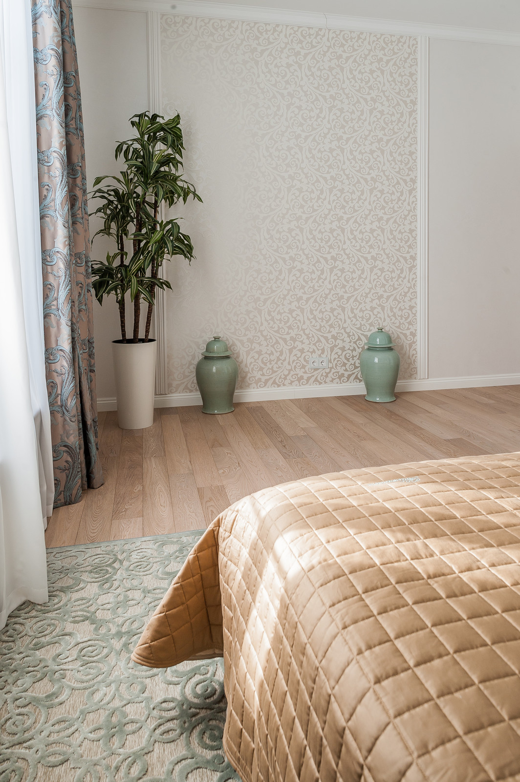 Загородный дом с розовой столовой