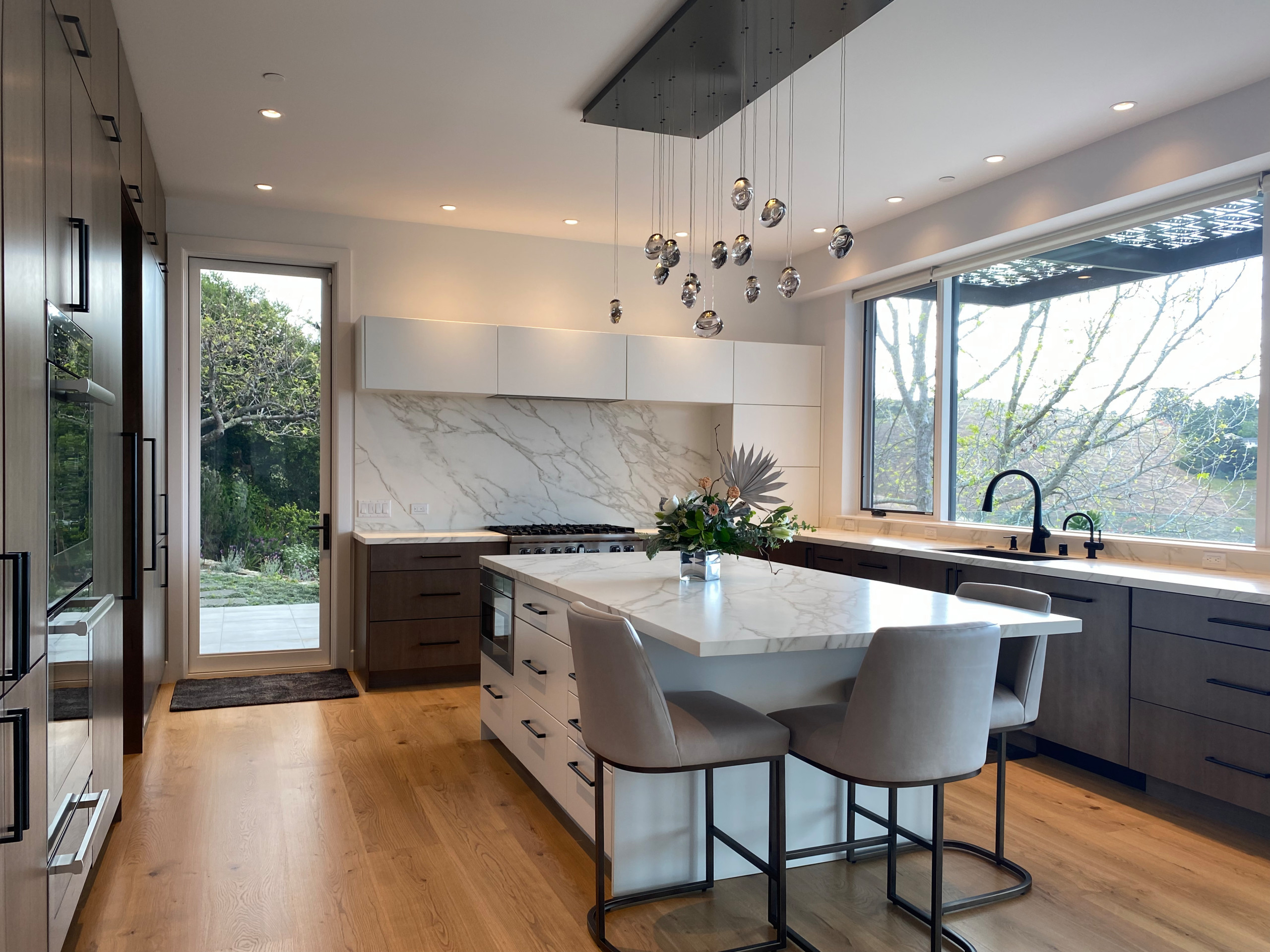 Example of a minimalist kitchen design in San Francisco