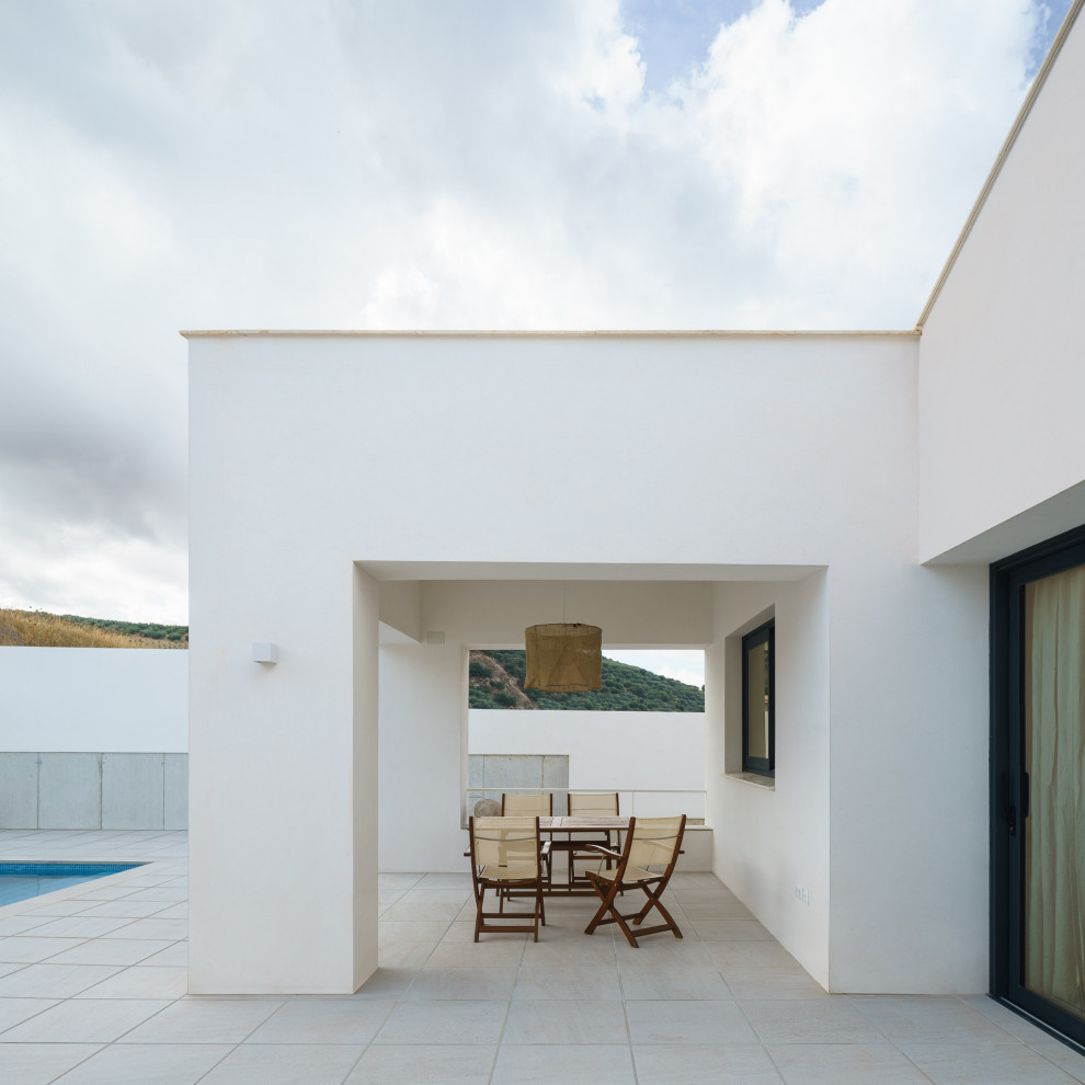 Modelo de patio contemporáneo de tamaño medio