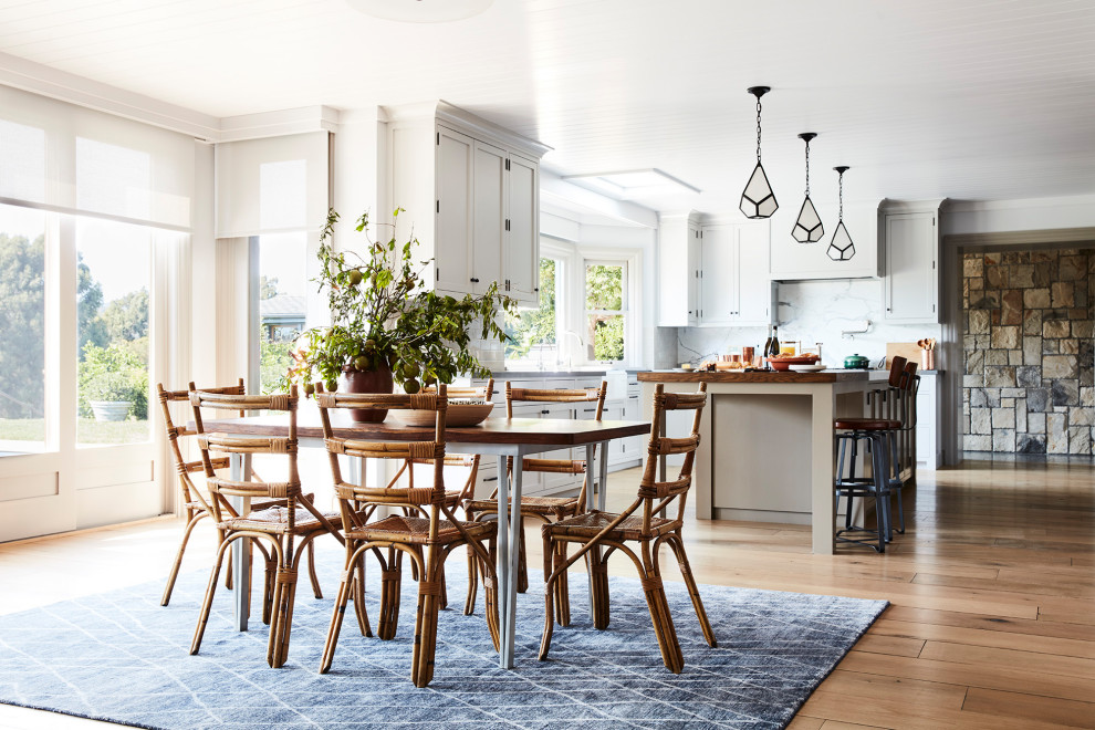 Esempio di una sala da pranzo aperta verso la cucina stile rurale con pavimento in legno massello medio, pavimento marrone e soffitto in perlinato
