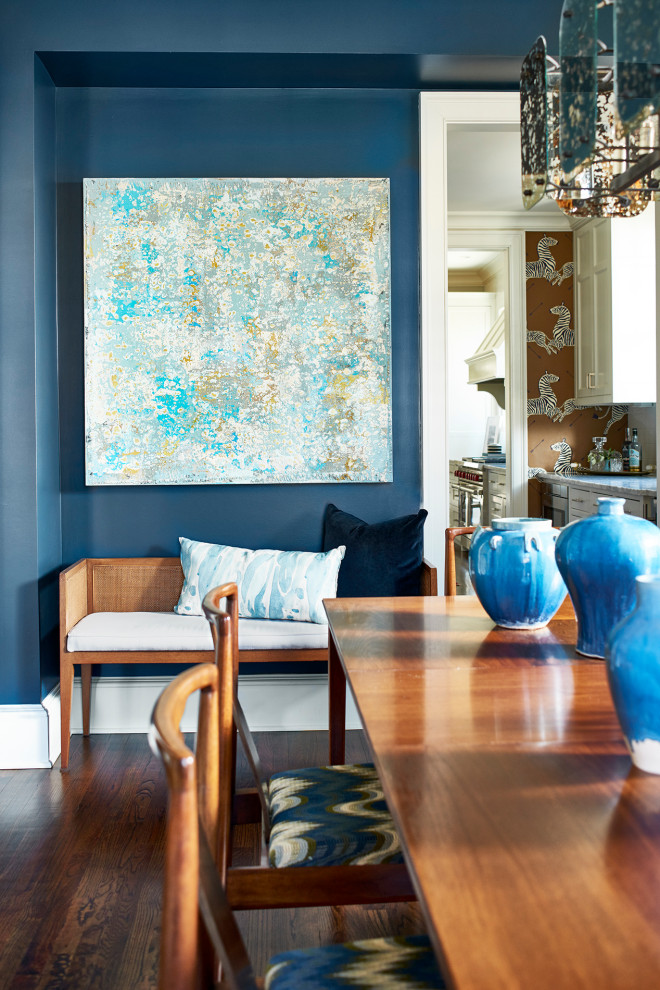 Стильный дизайн: отдельная столовая среднего размера в стиле неоклассика (современная классика) с синими стенами, темным паркетным полом и коричневым полом без камина - последний тренд