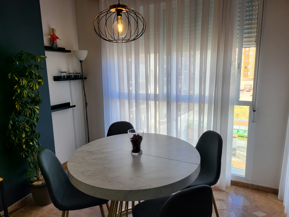 Imagen de comedor tradicional renovado pequeño cerrado con paredes azules y suelo de baldosas de cerámica